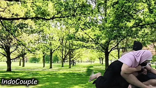 Rekaman seks pasutri indo lagi asik nyepong kontol pasangan berhijab di taman umum