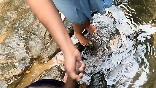 Ormanda bir kulübede yaşıyorum ve banyo yapmak için dereye giderken garip bir adam bana yaklaştı