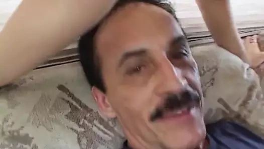 Küçük memeli sarışın sürtük iyi asılmış üç azgın adamla grup seks yaparken adil bir fiyat buluyor