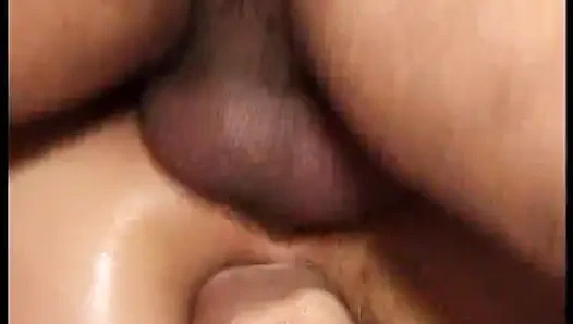 Chica rubia sexy recibe un facial caliente después de tomar dos pollas duras