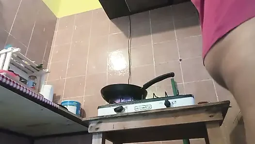 Şişman kalçalı külotla yemek pişiriyor ve kıllı gösteriyor