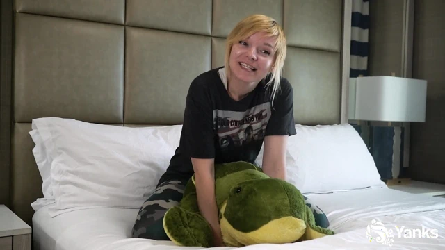 Alexa Crush, yastıkla sikiş uzmanı