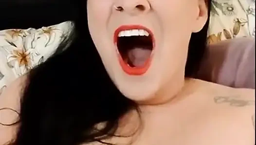 Büyük yakın çekim üstsüz küçük konuşmayı esniyor