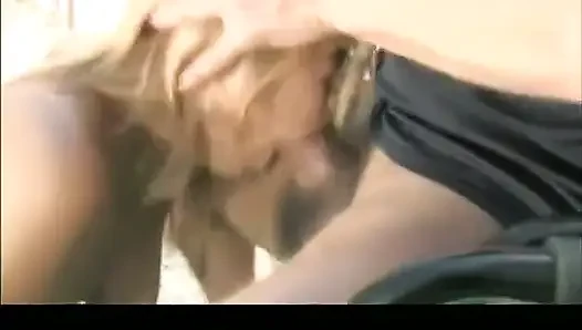 Azgın sarışın şişmiş bir yarağı emiyor ve sonra ıslak götünü açık havada domaltarak siktiriyor