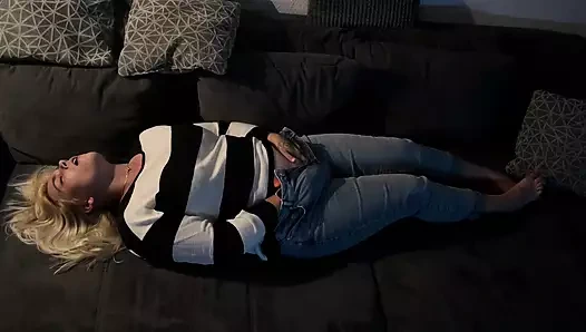 Mastürbasyon kanepede birden fazla orgazm iki kez yoğun orgazmlar tatmin edici parmaklar