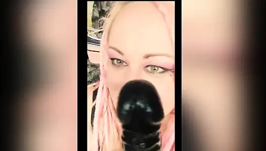 Kız arkadaşına bir grup zengin adamın porno fahişesi olduğun için 5 milyon teklif edildi