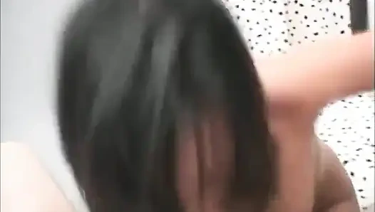 Noemy amına yarak alıyor ve sonra derinden emiyor