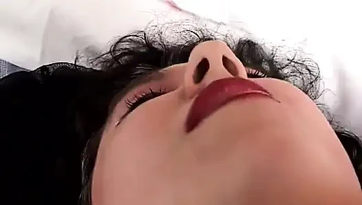 Tıknaz esmer tek başına seksin tadını çıkarıyor