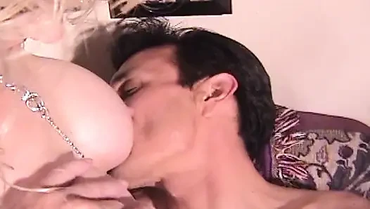 İri göğüslü sarışın kız iki adamla sert seks yapıyor