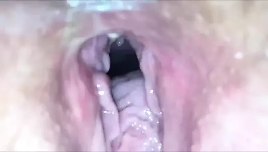 Kalın amcıklı orta yaşlı seksi kadın sıkı amcığını derinden sikiyor