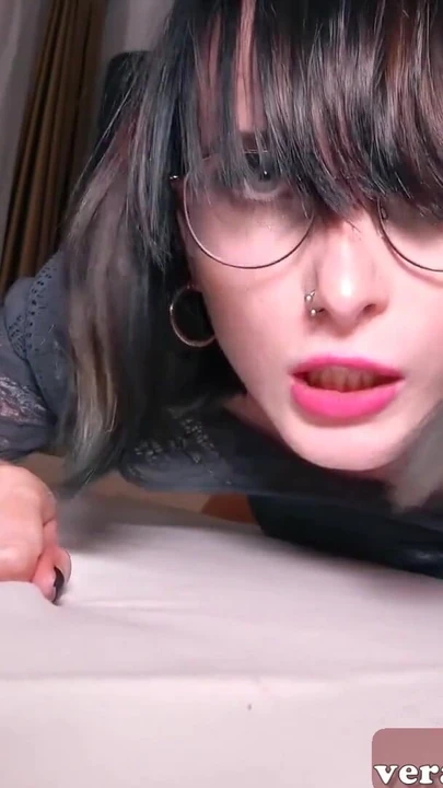 Обязательный для обмена момент из "Немецкую 18-летнюю студентку в очках сняли онлайн для траха"