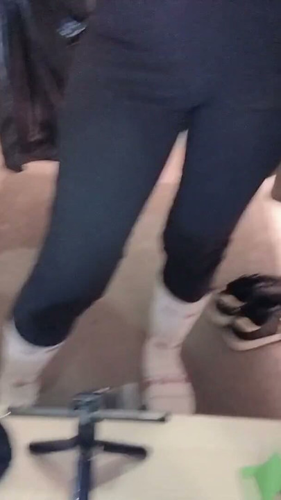 Yaramaz seksi milf çıplak kıyafetler deniyor. Latin tüylü amı yatakta kıyafet deniyor. | Bölüm 2