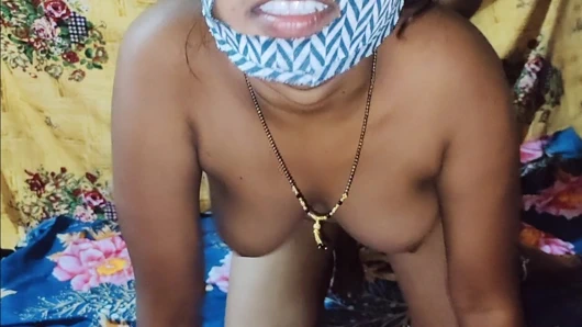 Hintli teyze üvey erkek kardeşiyle sikişiyor