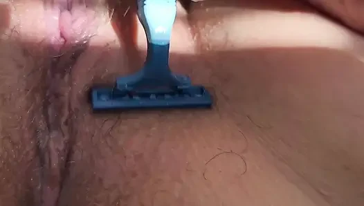 Amcığı tıraş ediyor