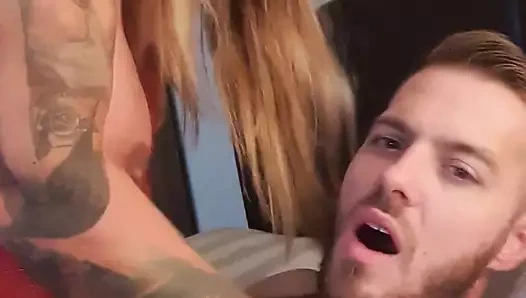 Tabbyanne - spor salonu orta yaşlı seksi kadın ıslak sakso çekiyor ve ardından ters kovboy kız ve amına boşalma ile domaltarak seks yapıyor