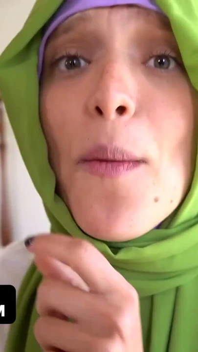 Deneyimsiz Arap genç kız tutkulu bir seks seansı sonrası en iyi arkadaşının tesettürünü aşkla kapatmasına izin veriyor | Klip 1