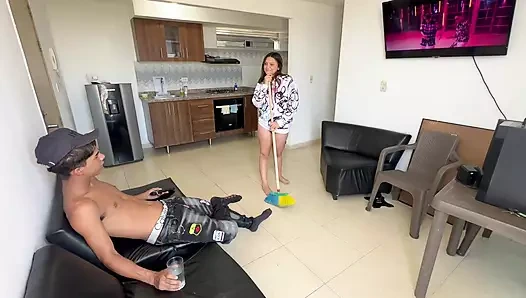 Üvey kız kardeşim bakım yaparken azgın lezzetli bir sikiş