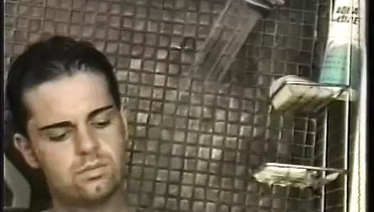 Eşcinsel çift duşta biraz eğleniyor