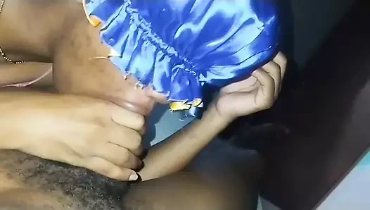 Hintli köylü genç kız üvey babasının büyük zenci yarağını emiyor ve döl yutuyor