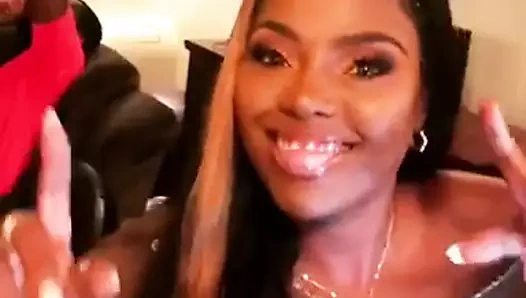 Transparan bluz içinde dans etmek