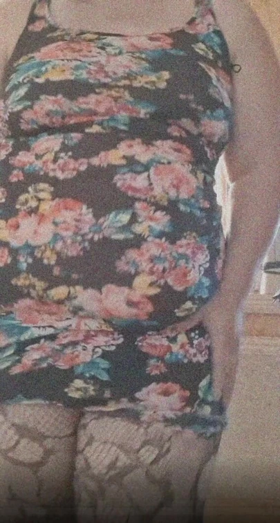 Seksi tombul trans kız senin için dans ediyor