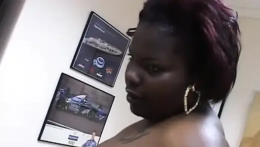 Büyük zenci orta yaşlı seksi kadın büyük yarağı sikiyor siyah ve beyaz üçlü grup seks emiyor... ağzına boşalma