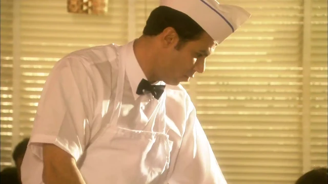 Sarışın amcığını yalatıyor ve sonra domalarak zonkluyor