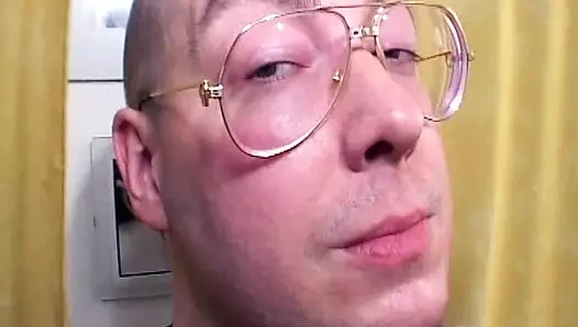 Sürtük esmer Alman sikiliyor ve döl yiyor