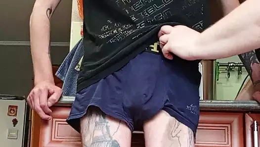 Komşu ağzına sert bir yarak alıyor ve döl yutuyor