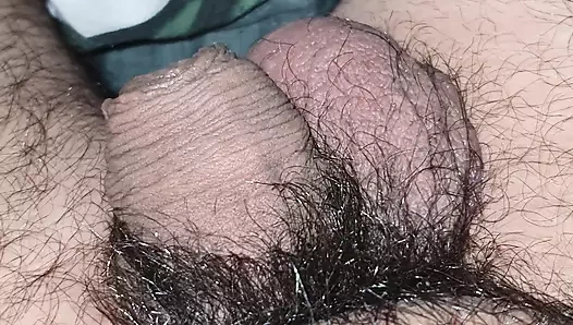 Büyük götlü üvey anne ile yatakta ereksiyon olan üvey oğul