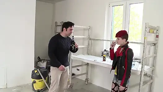 Küçük memeli seksi kızıl saçlı piliç ıslak amından sikiliyor
