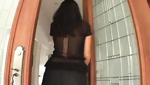 Ateşli hatun kırmızı kanepede canavar bir yarağa biniyor ve boşalma