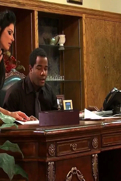 İç çamaşırlı zenci Sessions_scene_1_sexy esmer sekreter patronuyla ırklararası anal seks yapmak istiyor.