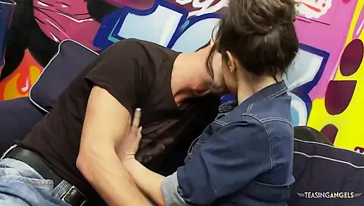 Islak öpücükler esmeri azdırmak üzere olan sert sikiş için heyecanlandırıyor