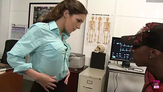 Harika bir doktor ve getto hastalarını ve siyah yaraklarını seviyor