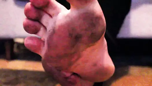 Kirli yapışkan ayaklarımı yala