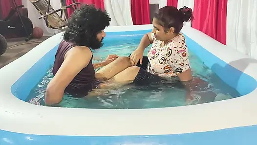 Mallu çift yüzme havuzunda sikişiyor ve oral seks yapıyor