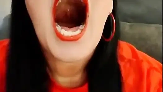 Ağız turu ile kırmızı ruj