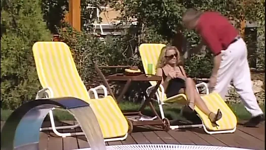 Kıllı amcık bahçede anal sikiliyor