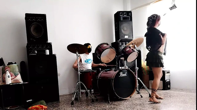 Onun için davul çalıyorlar - dans ediyor, soyunuyor ve götünü gösteriyor