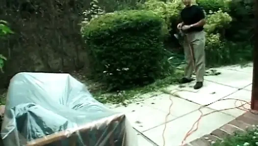 Толстая возбужденная крошка обожает, когда она сидит на шесте и берет контроль