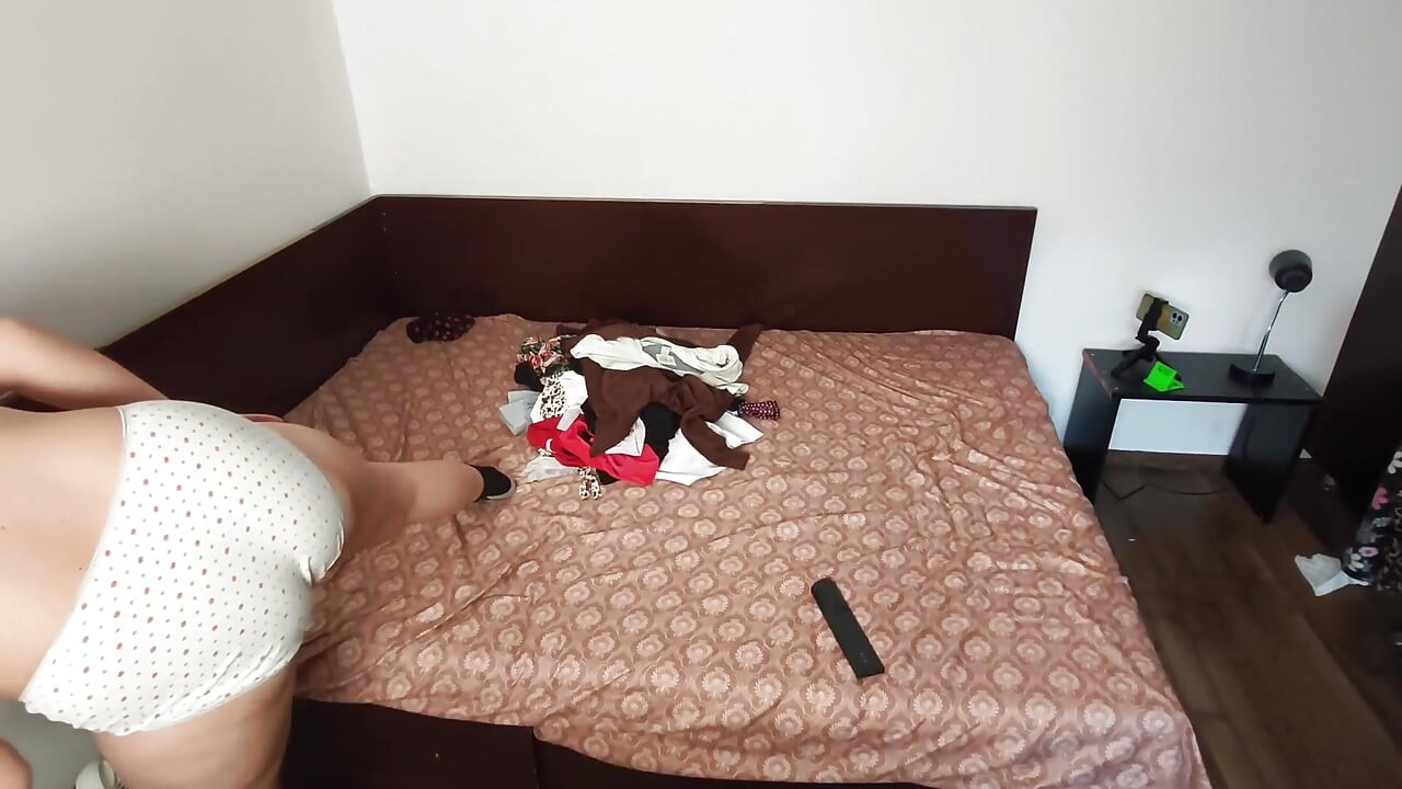 Amatör Evli Kadın Kesiyor Kıyafetlerini Denerken Eğleniyor.