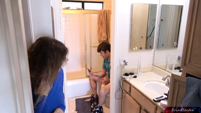 Пасынок пристрастился к порно, и мачеха использует свое тело, чтобы заинтересовать его реальным сексом