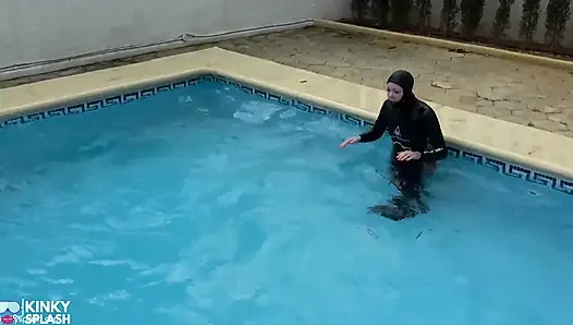 Wetsuit esaret denizkızı kaygan havuzda yüzgeçler, ip ve derin dalış