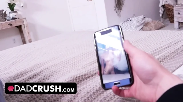 DadCrush - yanlış numara! Azgın üvey kız yanlışlıkla üvey babasını çıplak gönderiyor ve onu boşaltıyor