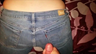Orta yaşlı seksi kadın döl kaplı levis 505