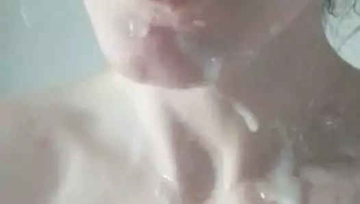 Cum püskürdü onu yüz