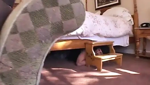 Ateşli kız emdikten sonra sıkı deliklerine büyük yaraklar alıyor