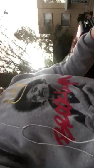 Sıcak esmer yanıp sönen içinde onu bahçesinde