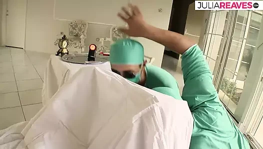 SıSKA GENÇ KıZ BOŞALMAK IÇIN IKI BÜYÜK YARAKLA SIKILIYOR